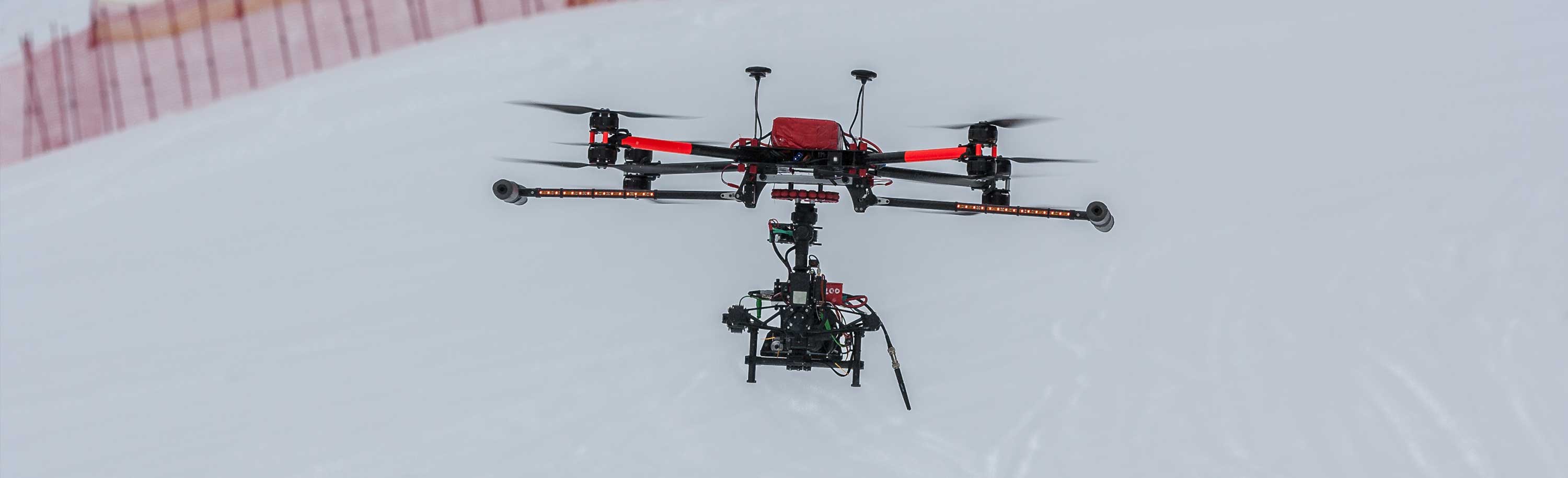 Filmaufnahme mit Drohne im Schnee