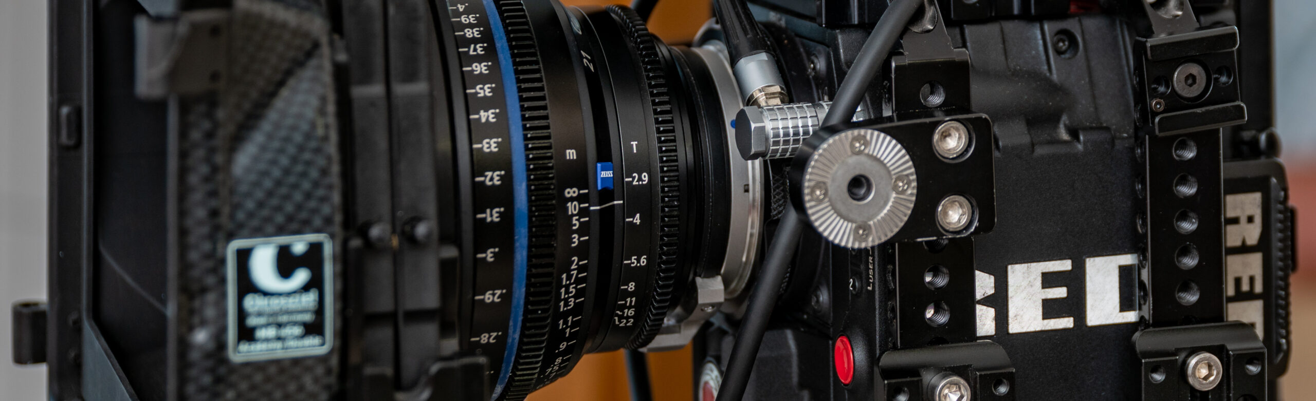 alt="ARISDA Filmproduktion – professionelle RED Kamera für Unternehmensfilme in Chemnitz"
